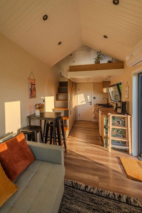 Tiny House Anton Schlafempore im Obergeschoss mit komfortabler Sitzhöhe dank 4m Deckenhöhe